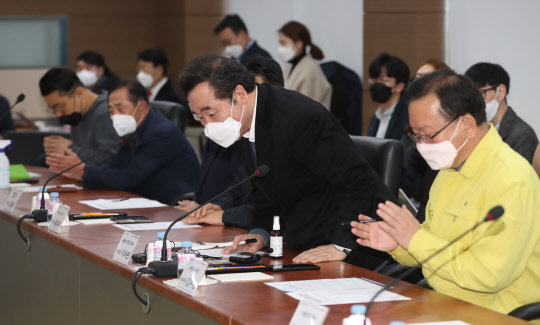 이낙연 더불어민주당 코로나19(신종 코로나바이러스 감염증) 국난극복위원회 위원장이 10일 대구시 북구 노원동 한국안광학산업진흥원에서 열린 코로나19 확산으로 경제적 피해를 겪는 대구지역 소상공인 및 자영업자들과 간담회에서 인사하고 있다. 연합뉴스